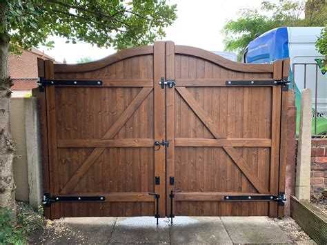 Wooden Driveway Gates - Swan Neck Design - Stellar Gates