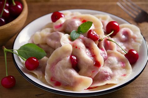 Вареники с вишней на кефире – рецепт очень вкусного пышного теста