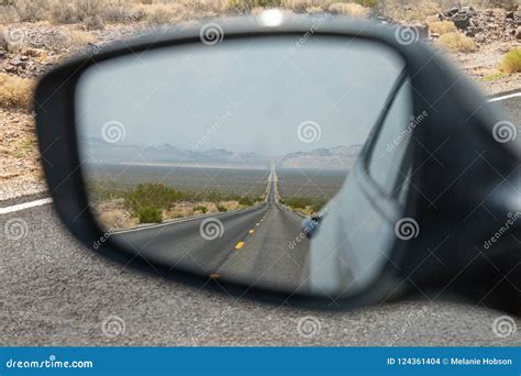вид сзади зеркала стоковое фото. изображение насчитывающей умалять ...