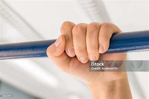 tangan perempuan memegang pegangan tangan  transportasi umum