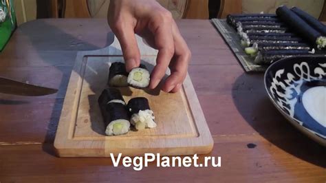 Как крутить роллы, суши - YouTube