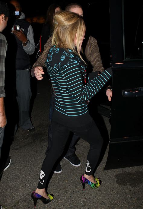 Avril Lavigne - FeetForum