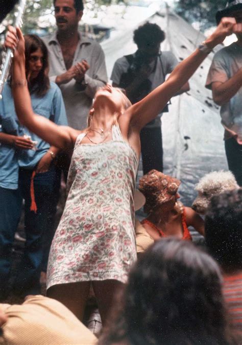 Stunning photos depicting the rebellious fashion at Woodstock, 1969