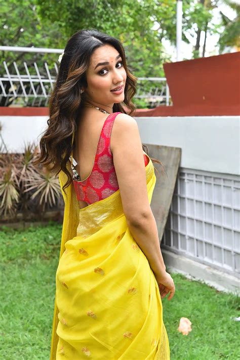 Akanksha Sharma : 'లైలా' సినిమా ఓపెనింగ్‌లో చీరకట్టులో ఆకాంక్ష శర్మ