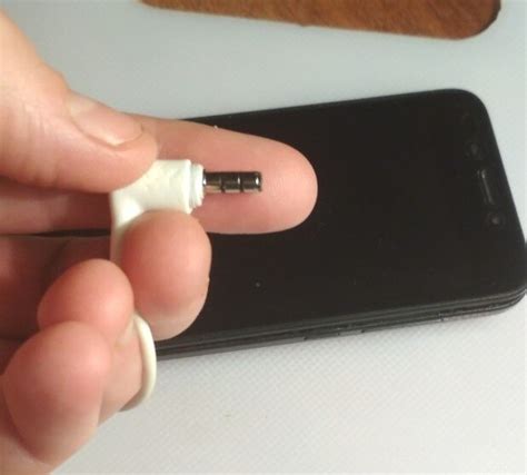 Простой способ достать обломок штекер от наушников из гнезда смартфона ...