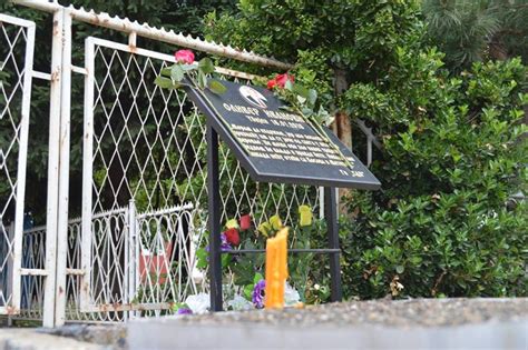 Najbliži prijatelji i porodica na mestu ubistva Olivera Ivanovića - KoSSev