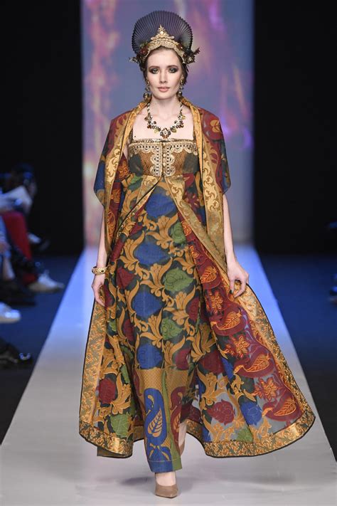 See the complete Slava Zaitsev Russia Fall 2017 collection. Yoga Kurse ...
