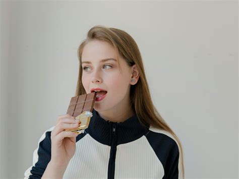 7 Easy Ways To Curb Sugar Cravings