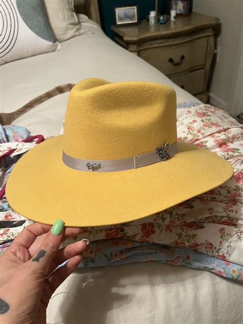 laura lux 🦖🪐 on Twitter: "@thebiggestyee i bought an actual nice one at