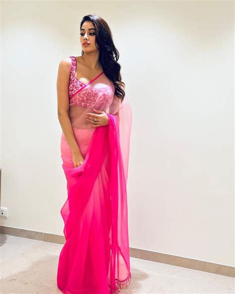 Janhvi Kapoor’s simple pink Manish Malhotra sari came with an eye