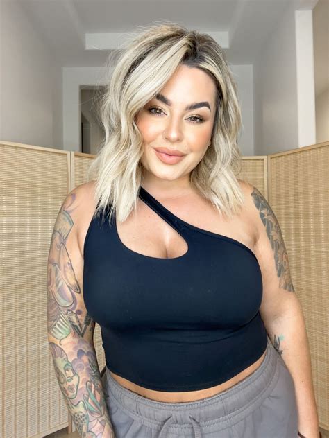 53 flattering medium hairstyles for round faces in 2023 – Artofit