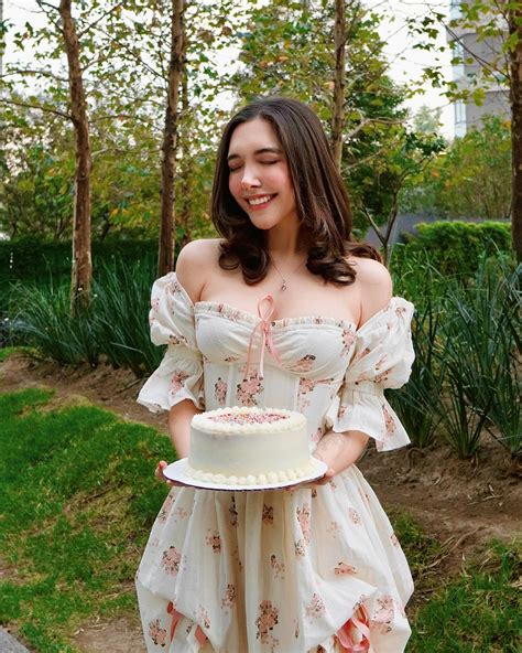 Beth Cast: Estilo y Fuerza en Redes Sociales