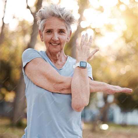 Fitness de retrato y estiramiento con una atleta de alto nivel haciendo