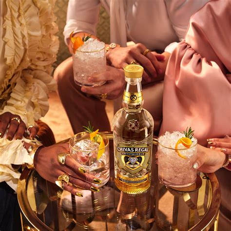 『シーバスリーガル Crystalgold』オーク樽で熟成された黄金色のウイスキーを濾過し、非常に滑らかな味わいと卓越した品質、無色透明な外観