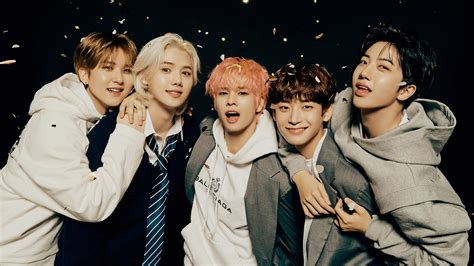 El grupo de K-Pop CRAVITY habla de sus esenciales de belleza en la isla