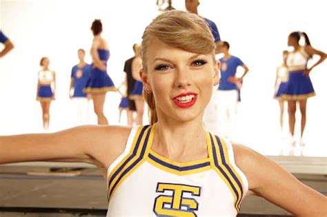 Hilarious Dancing Bird Loves Taylor Swift's 'Shake It Off'