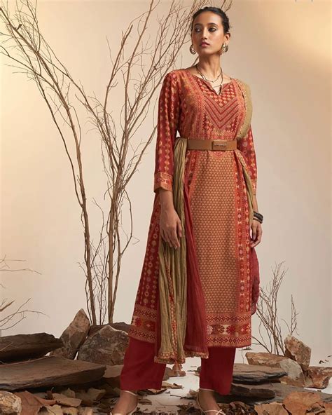 ritu kumar bridging heritage  modernity  indian fashion society