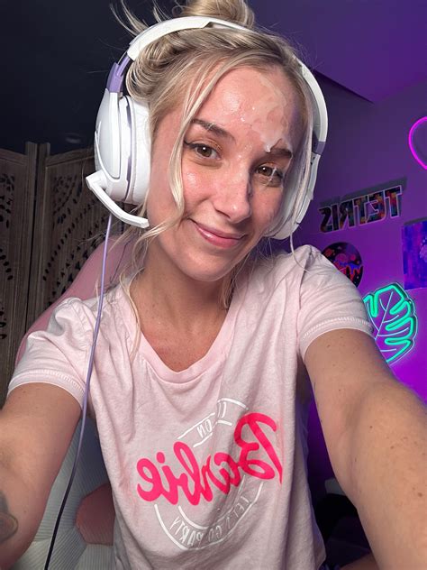 I’ll always pause the game to take a load on my face :) : r/FacialFun