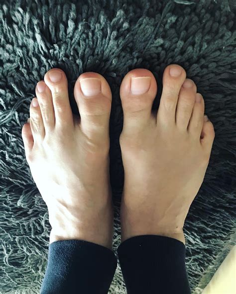 Hope you like long toes… : r/feetboys