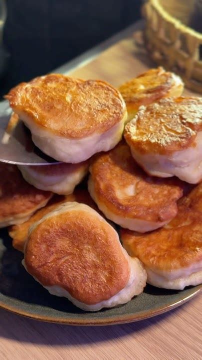 Оладушки на молоке с дрожжами, как туфелька для Золушки. Полный рецепт ...