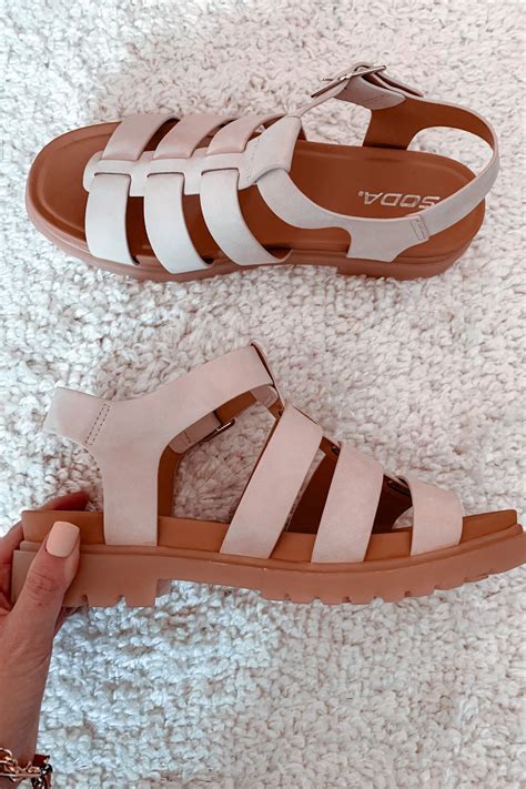How to Style Fisherman Sandals for 2025: Chic Outfit Ideas — Champagne ...