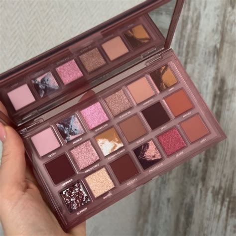Палетка теней Huda Beauty Naughty Nude, цена 2274.03 грн — Prom.ua (ID ...