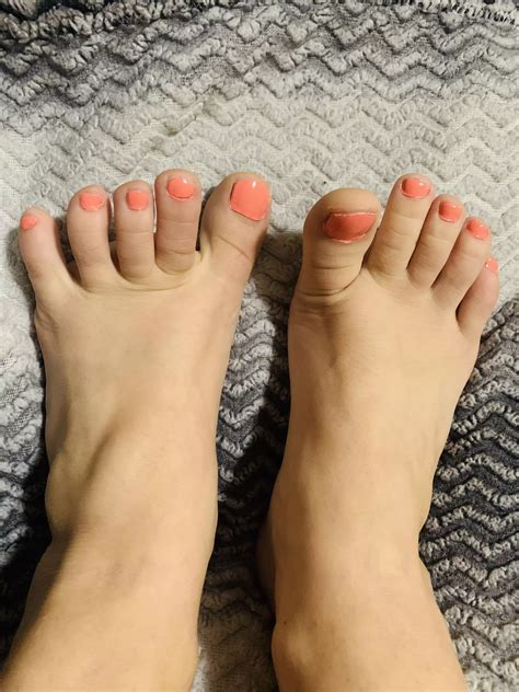 Spreading my toes 🙀😘 | Scrolller
