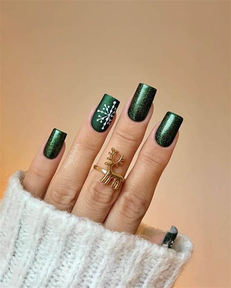 breathtaking green christmas nails    recreate  holiday