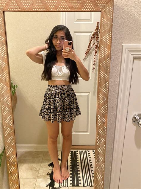 I’m not short, just fun-sized :) (over 18) : r/selfie
