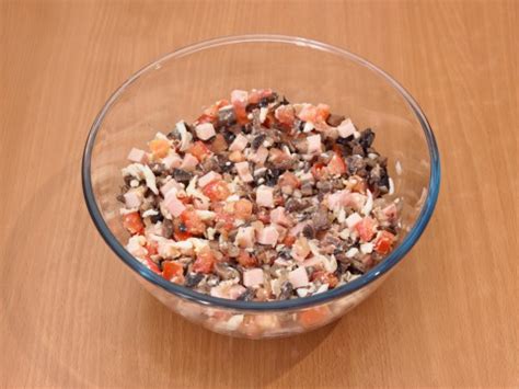 Салат с ветчиной, грибами и помидорами