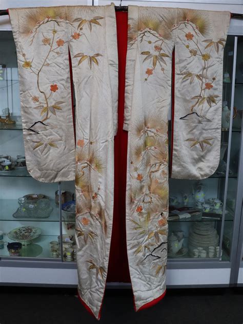 Lot - VINTAGE JAPANESE WEDDING KIMONO WITH BAMBOO HANGING ROD