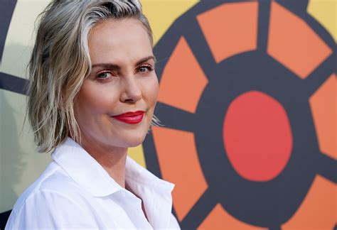Charlize Theron Em Maos