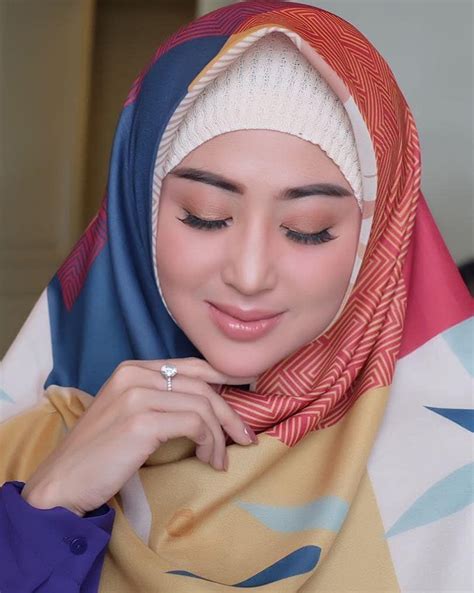biodata dewi perssik penyanyi dangdut seksi  goyangan gergaji