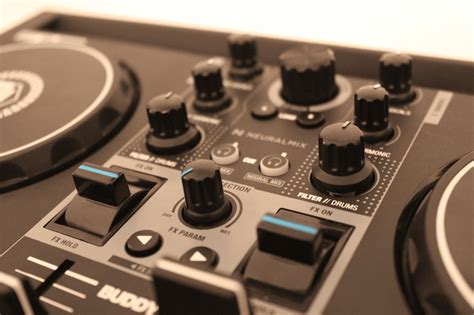 Test: Reloop Buddy DJ-Controller - AMAZONA.de