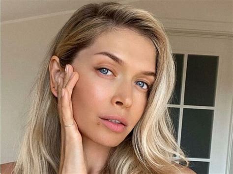 «Что ты творишь?»: 39-летняя Вера Брежнева игриво блеснула изящными ...