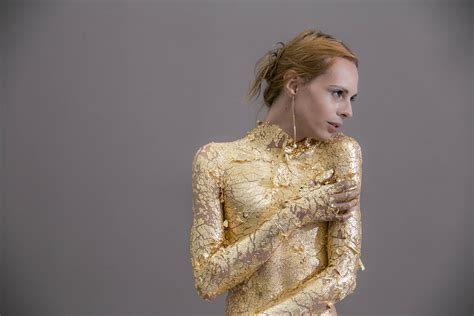 Artistas trans querem hackear o mundinho da arte com joias bélicas e