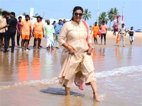 మేడం రోజా చెప్పులు అంటే మాటలా?