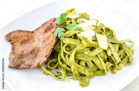 Tallarin Verde con Bistec is a famous Peruvian dish. It is Pesto ...