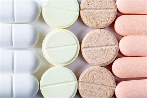 Red medical capsule close up - Creative Commons Bilder