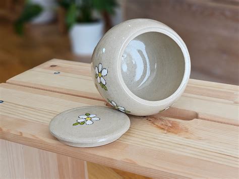How to Choose the Right Size of a Pet Urn – Garlic Pottery