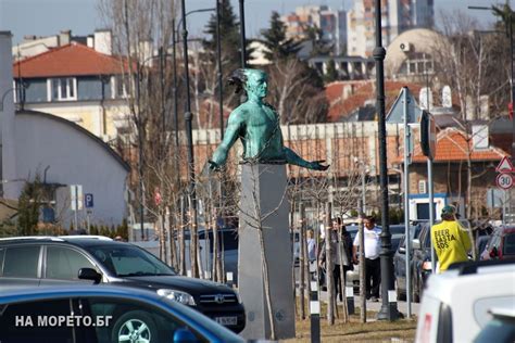 НА МОРЕТО | Сливенският митрополит анатемоса скулптура на Боян Мага в ...