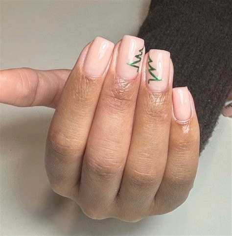 45+ Subtle Christmas Nails Design Ideas