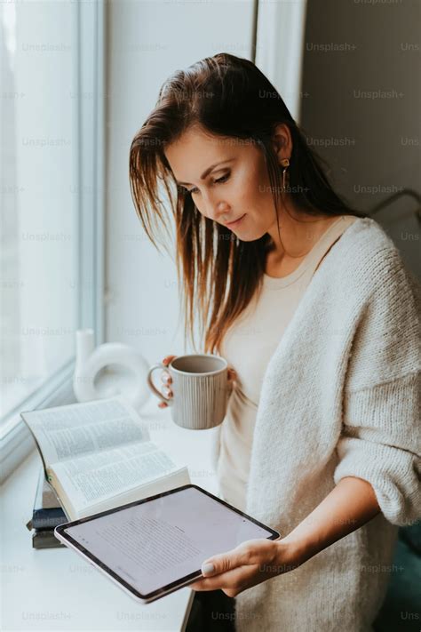 Foto Una mujer leyendo un libro – Trabajo digital Imagen en Unsplash