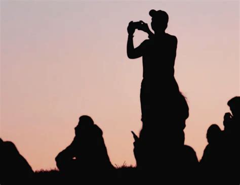 The strange optical illusion in this picture on road goes viral 18