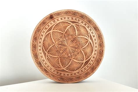 Круглая резная подставка из дерева ручной работы в магазине «Zencarving ...
