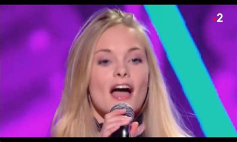 Julia interprète son premier single « SEXTO » à la télévision - Wiki-dragon
