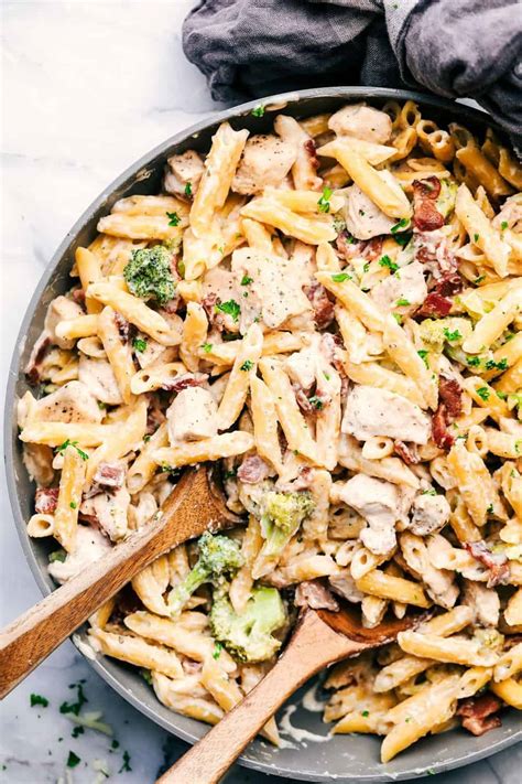 Cheesy Chicken, Bacon and Broccoli Ranch Pasta - Detoxil