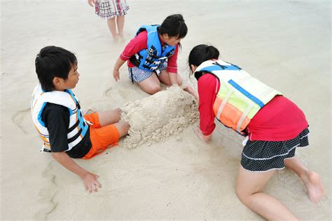 ガクブルしながら海に突撃する女児や少女たち、南紀白浜温泉 白良浜海水浴場海開きフォトレポート - GIGAZINE