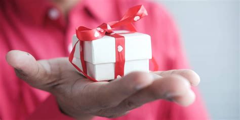 gift guides  gift recommendation engines  find  perfect present