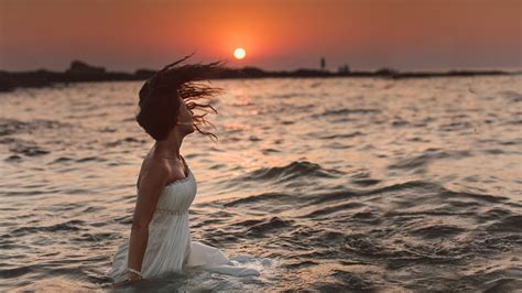 Девушка стоит в воде, море, закат - Девушки - Обои на рабочий стол ...